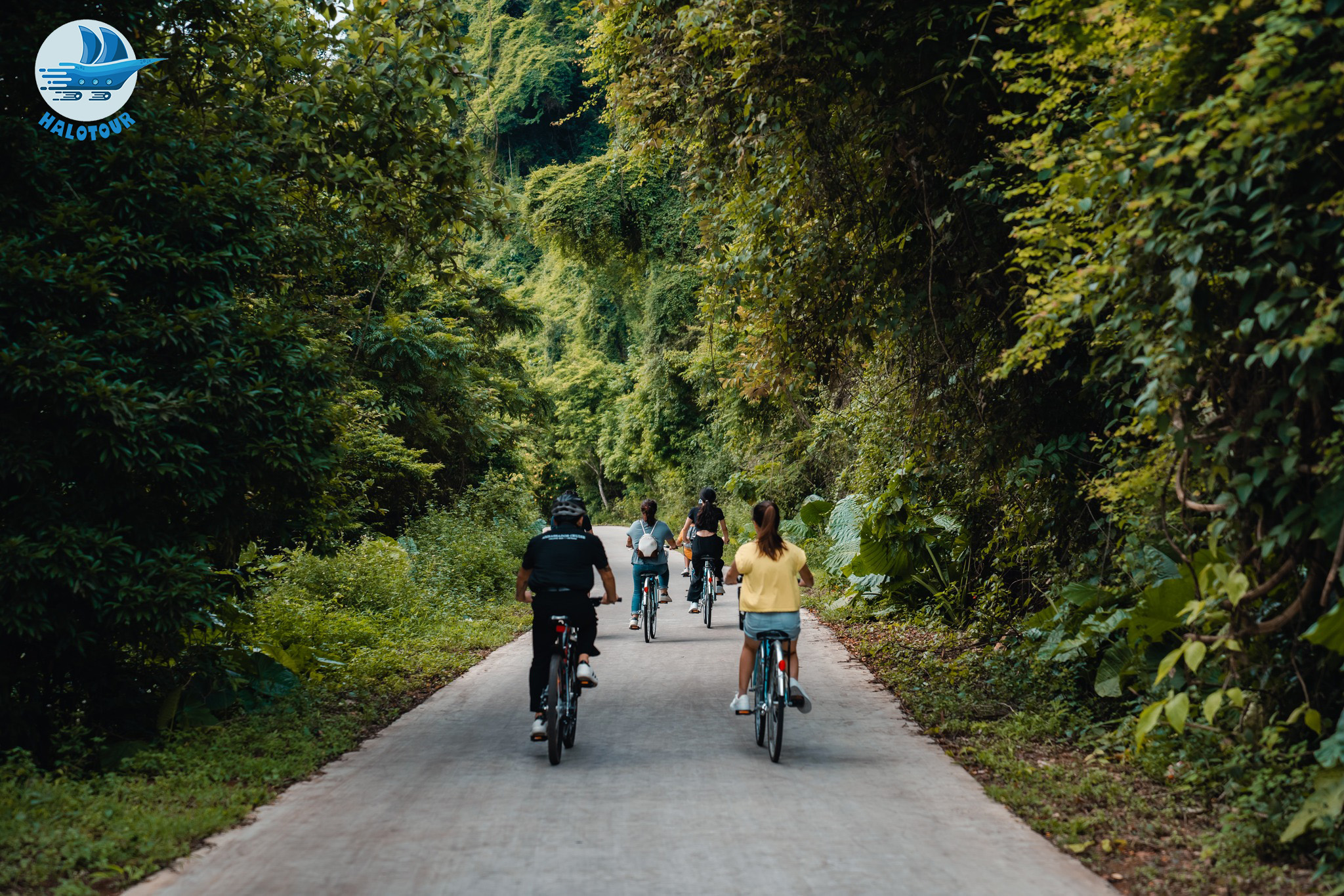 Du khách đạp xe xuyên rừng trên đường vào làng Việt Hải khi đi du thuyền Ambassador 3 vịnh Lan Hạ