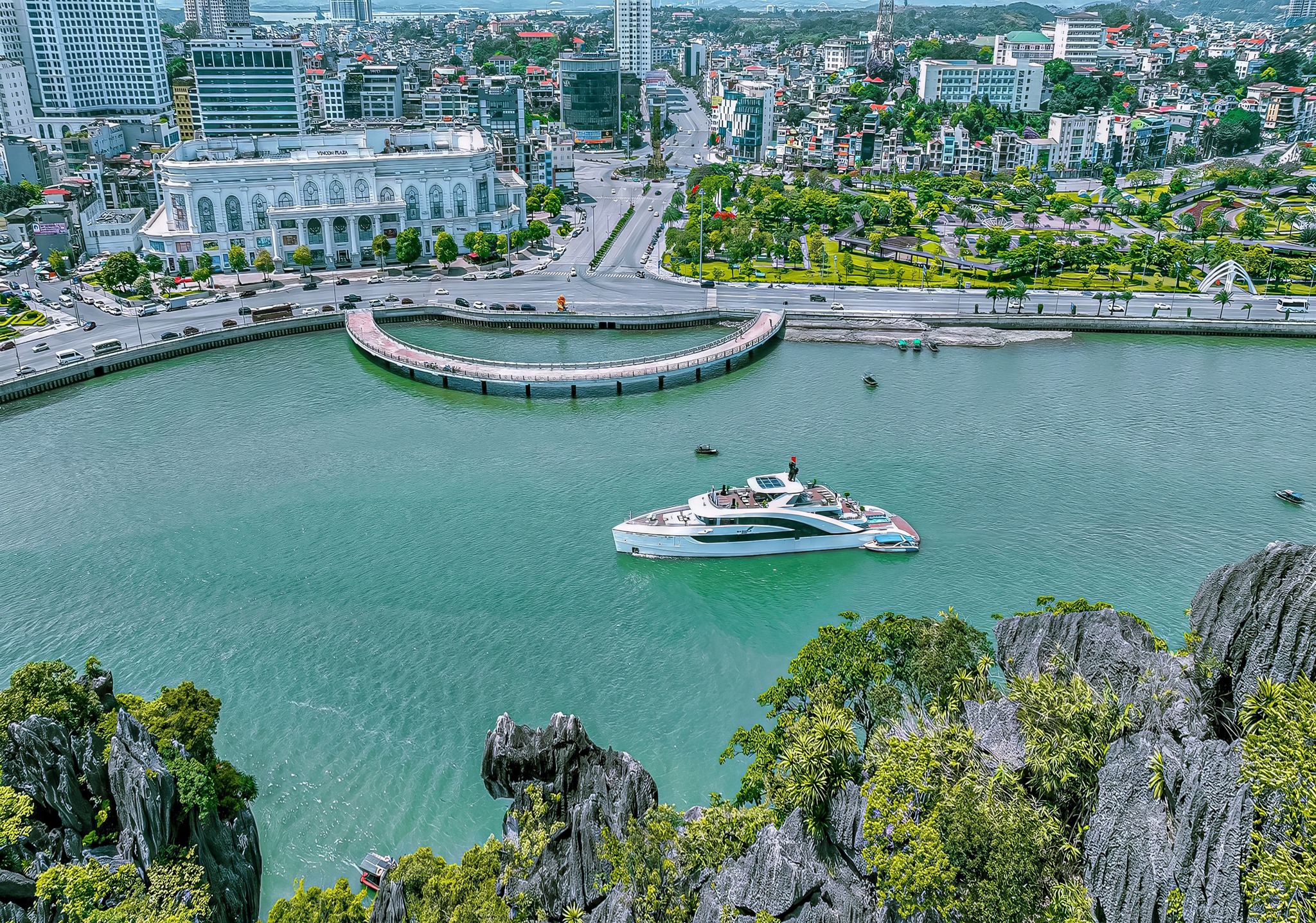 Saquila Yacht - Du thuyền ăn tối đẳng cấp 5 sao 1 Du thuyền Saquila Yacht đỗ tại vincom Hạ Long