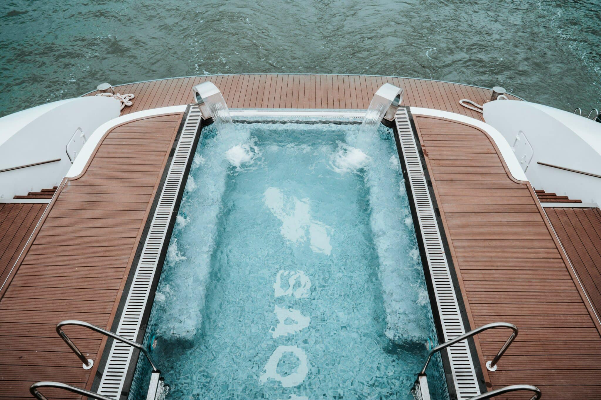 Bể bơi vô cực trên du thuyền Saquila Yacht được thiết kế sang trọng, tinh tế, xóa nhòa ranh giới giữa con người và thiên nhiên, để du khách như được đắm mình vào không gian cảnh vịnh bao la.