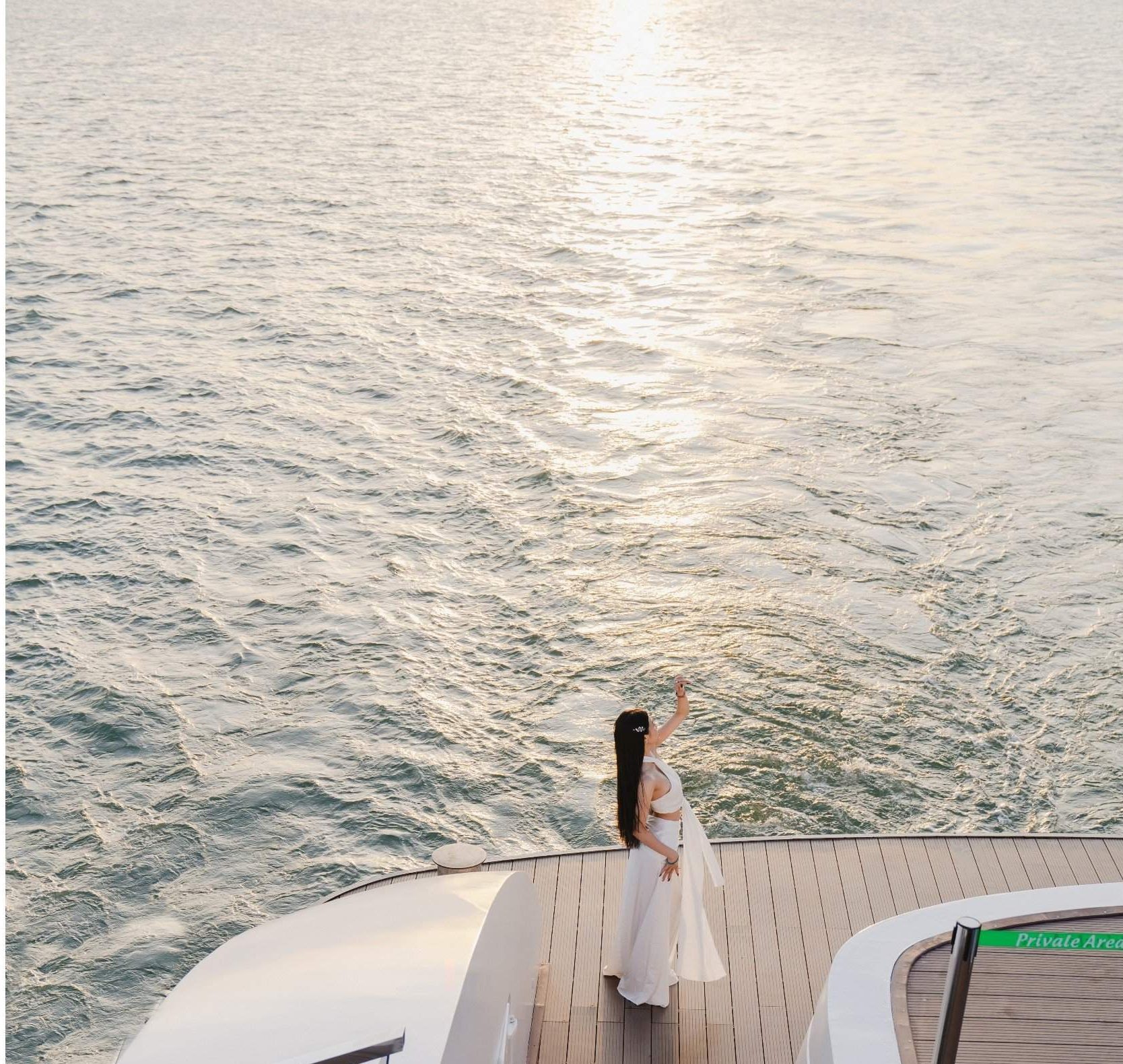 Hoàng hôn trên du thuyền Saquila Yacht