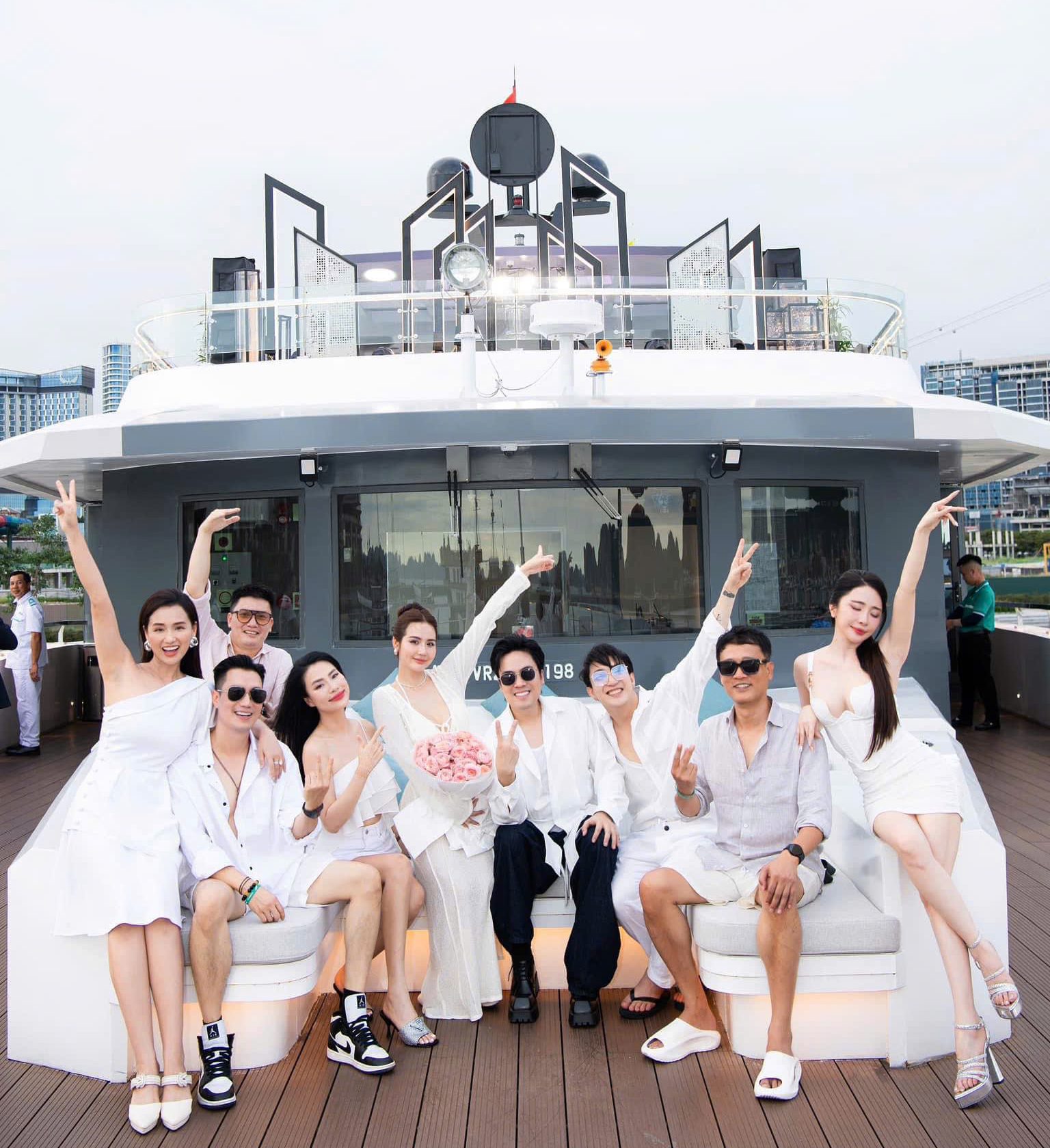 Saquila Yacht - Du thuyền ăn tối đẳng cấp 5 sao 11 Huyền Lizzie tổ chức sinh nhật trên du thuyền Saquila Yacht dining