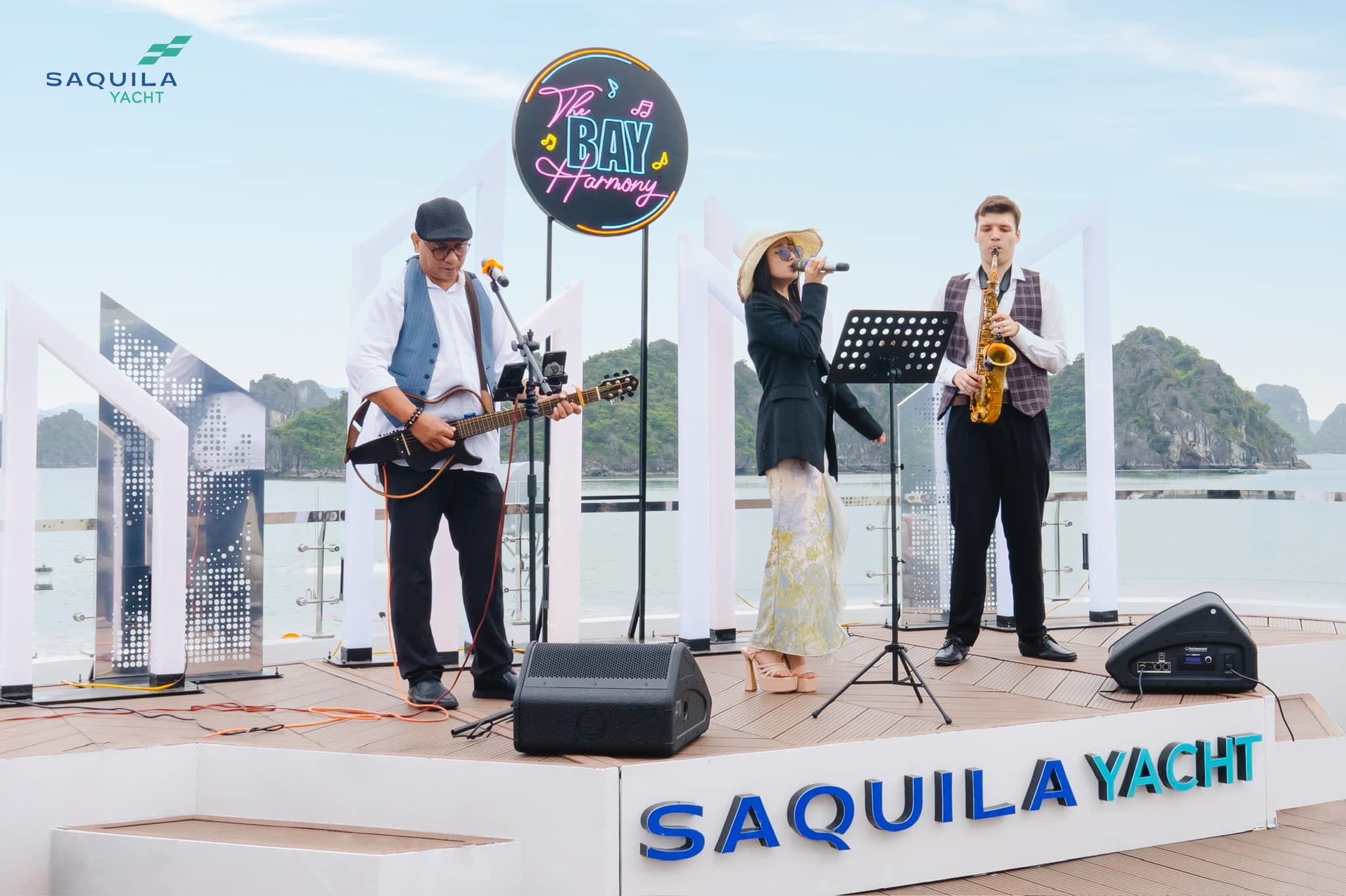 Sân khấu biểu diễn The Bay Harmony trên du thuyền Saquila Yacht