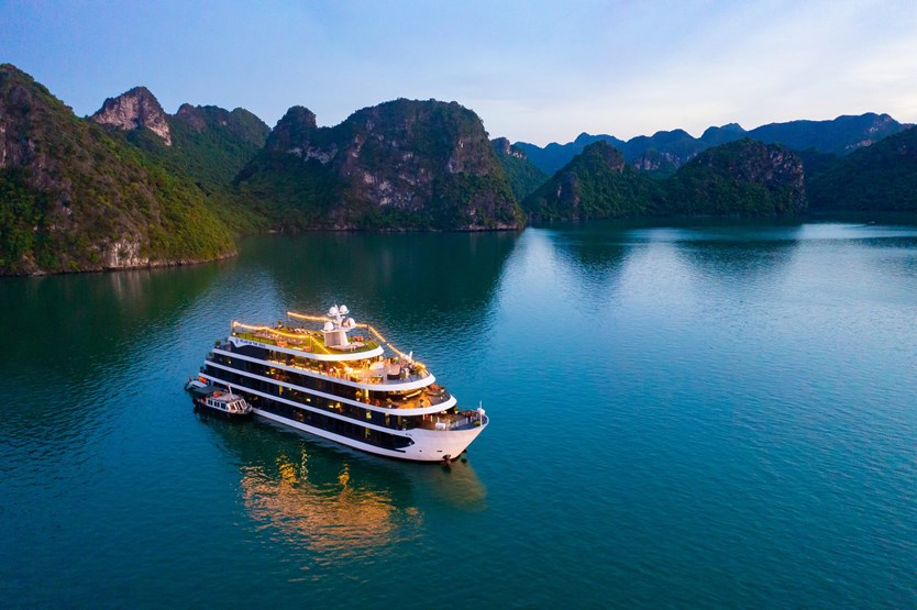 Du thuyền Velar Of The Seas 5 sao Vịnh Lan Hạ