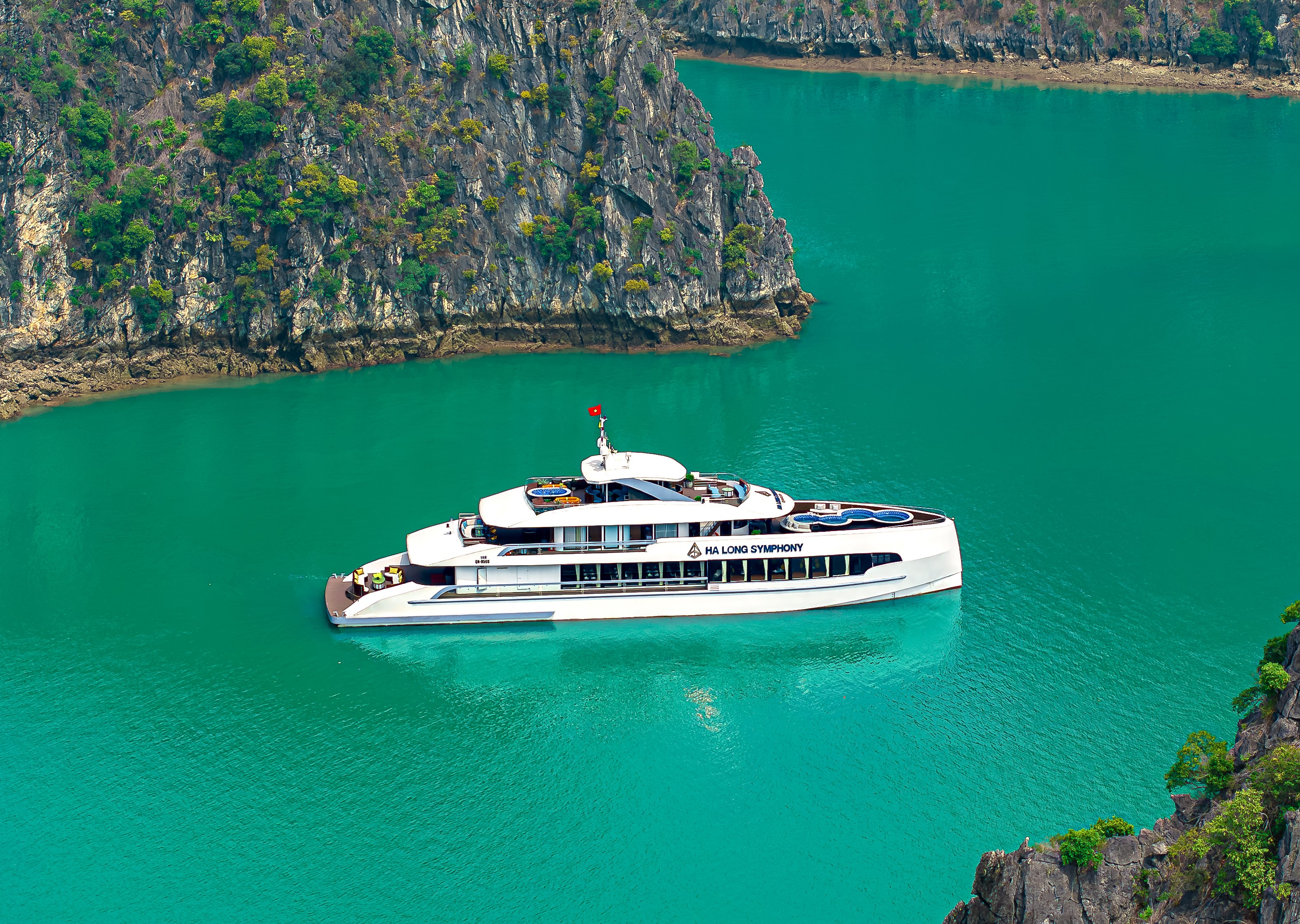 Du thuyền Ha Long Symphony tour Hạ Long 7h trong ngày 1 Du thuyền với thiết kế sang trọng, hiện đại trên Vịnh Hạ Long