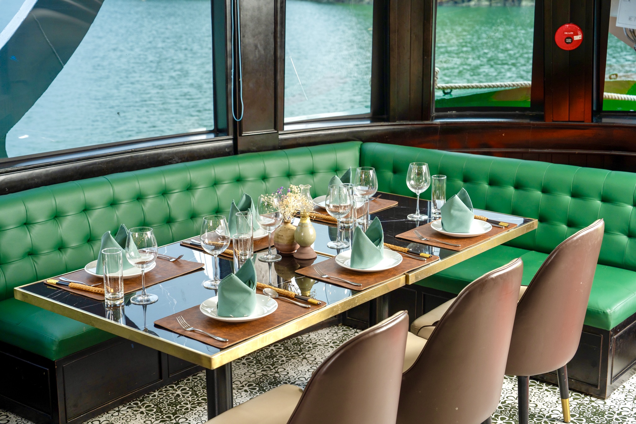 Du thuyền Vera Cruise 7 tiếng thăm Vịnh Hạ Long 2 Bàn ghế trên du thuyền trong ngày Vera Cruises được nhập khẩu cao cấp sang trọng