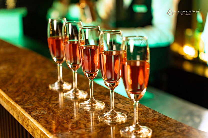 Du thuyền ăn tối Hạ Long Symphony Cruise 5*