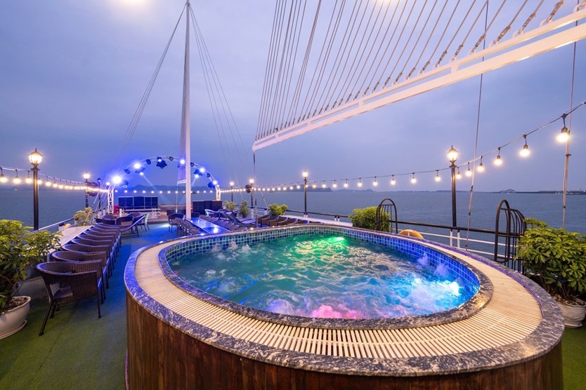 Du thuyền Vera Cruise 7 tiếng thăm Vịnh Hạ Long