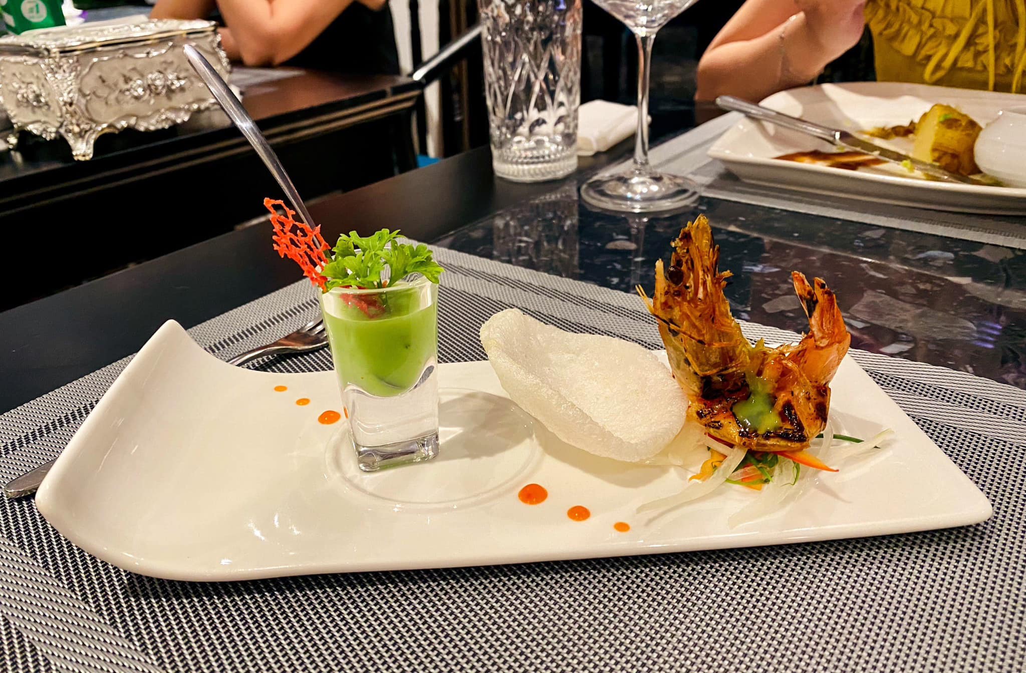 Bữa tối trên du thuyền Velar được trang trí tỉ mỉ, phong cách fine-dining sang trọng tinh tế