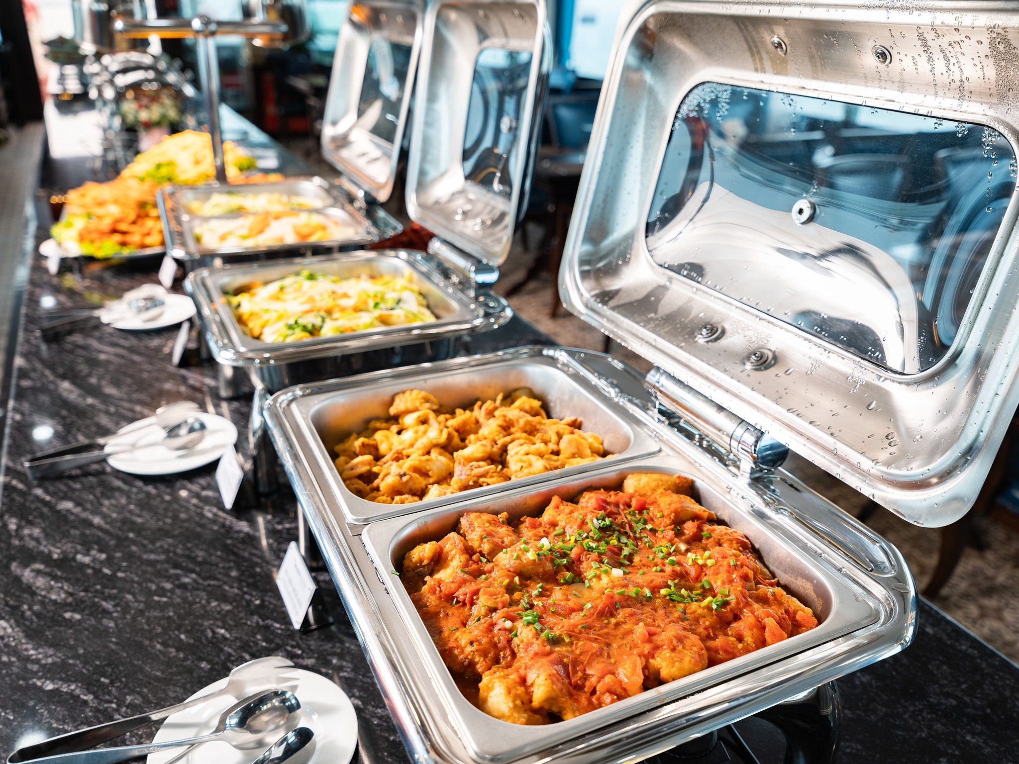 Du thuyền V-Dream 6 tiếng thăm Vịnh Hạ Long 8 Du thuyền V-Dream với menu buffet hấp dẫn nhiều loại hải sản