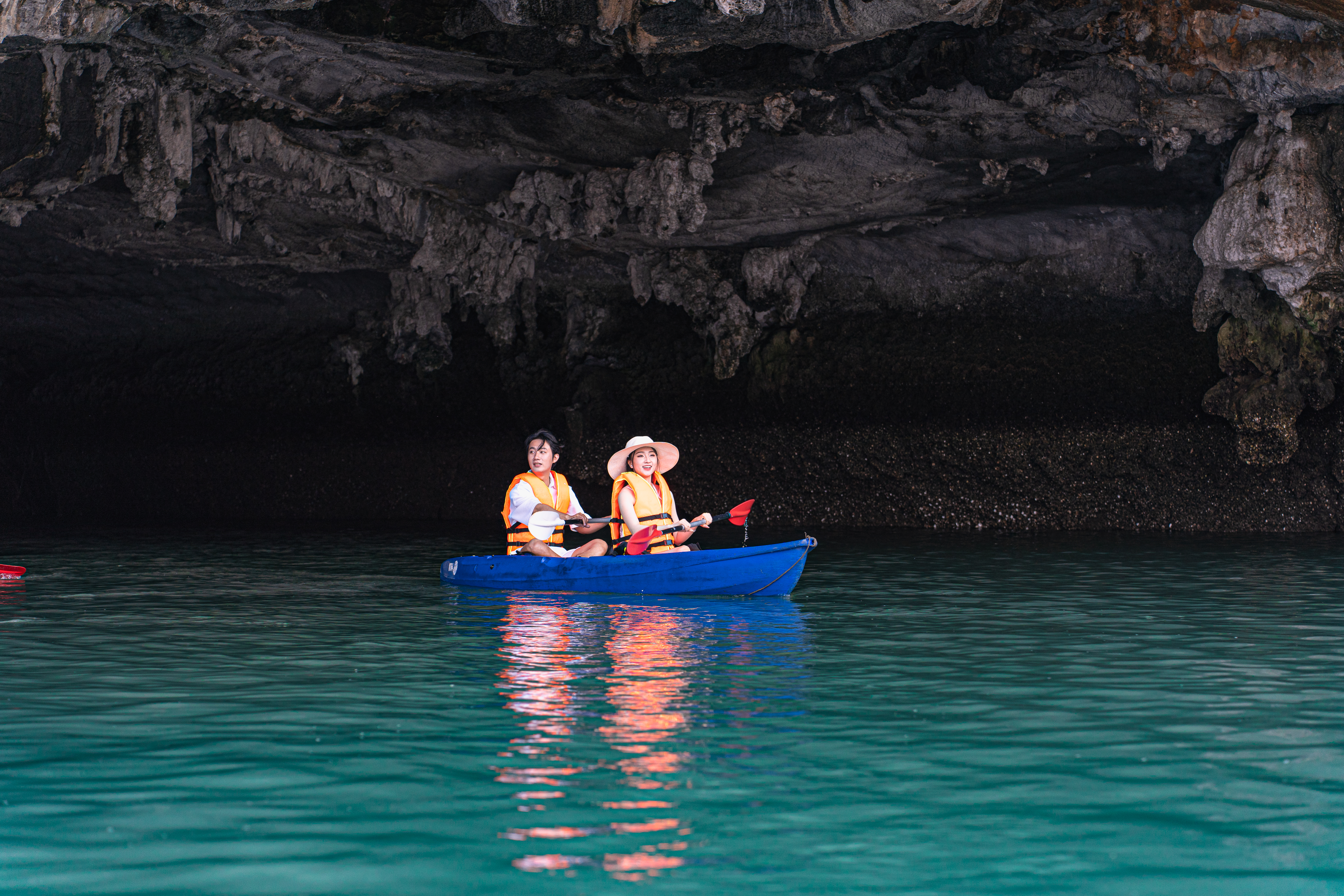 Du khách chèo kayak tham quan Hang Luồn với du thuyền Ha Long Symphony