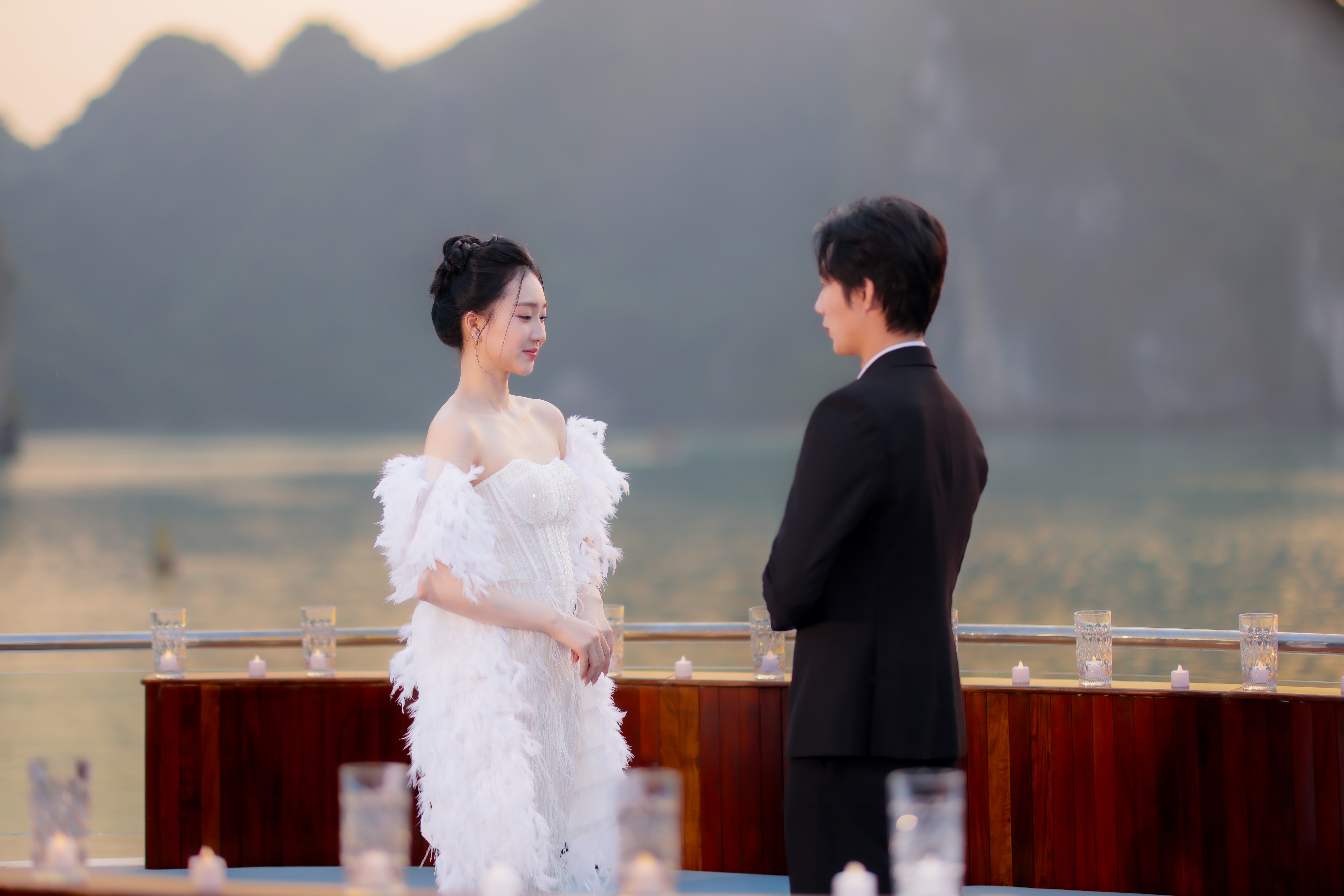 Du khách trên du thuyền ăn tối Symphony