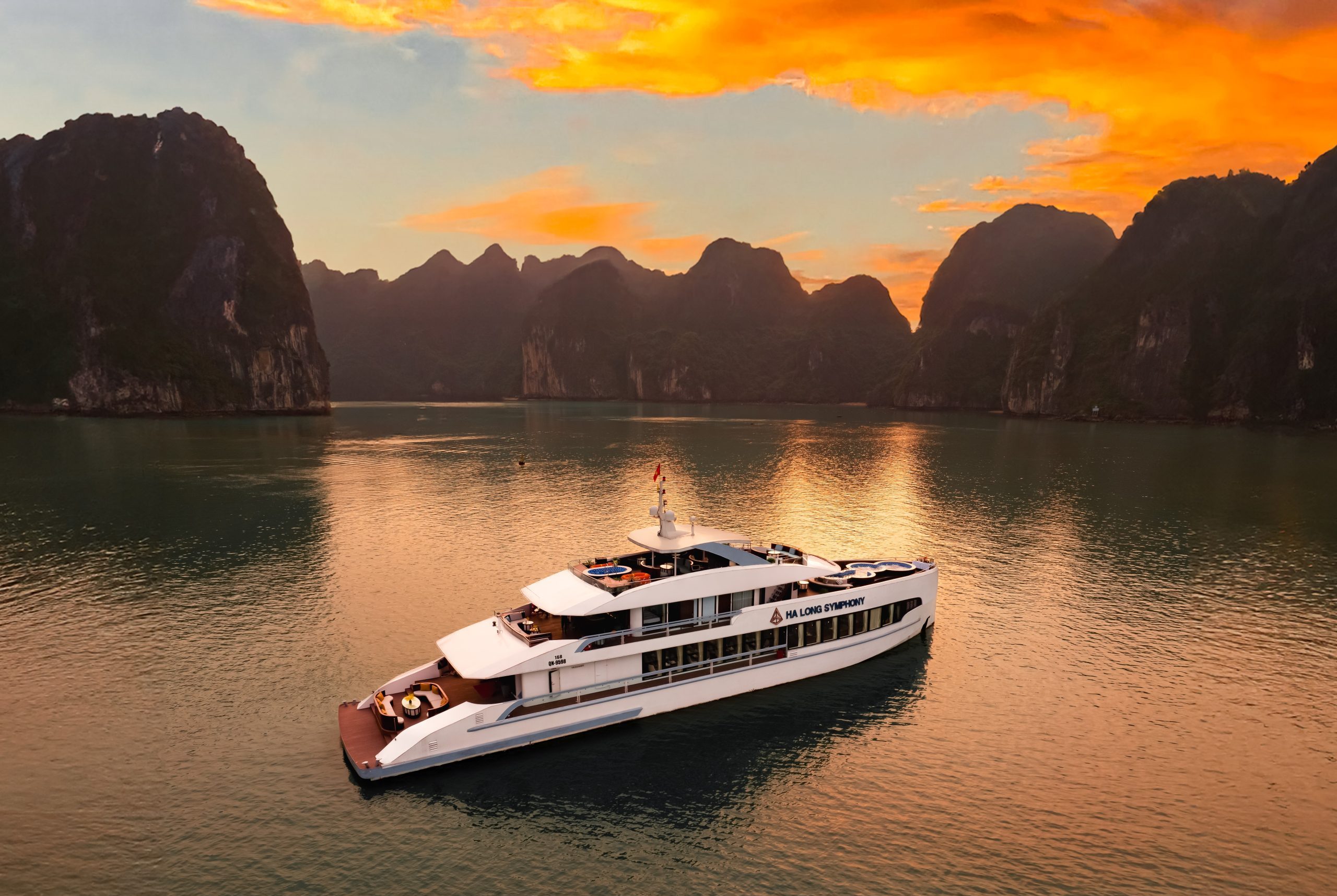 Du thuyền ăn tối Hạ Long Symphony và hoàng hôn trên Vịnh Hạ Long