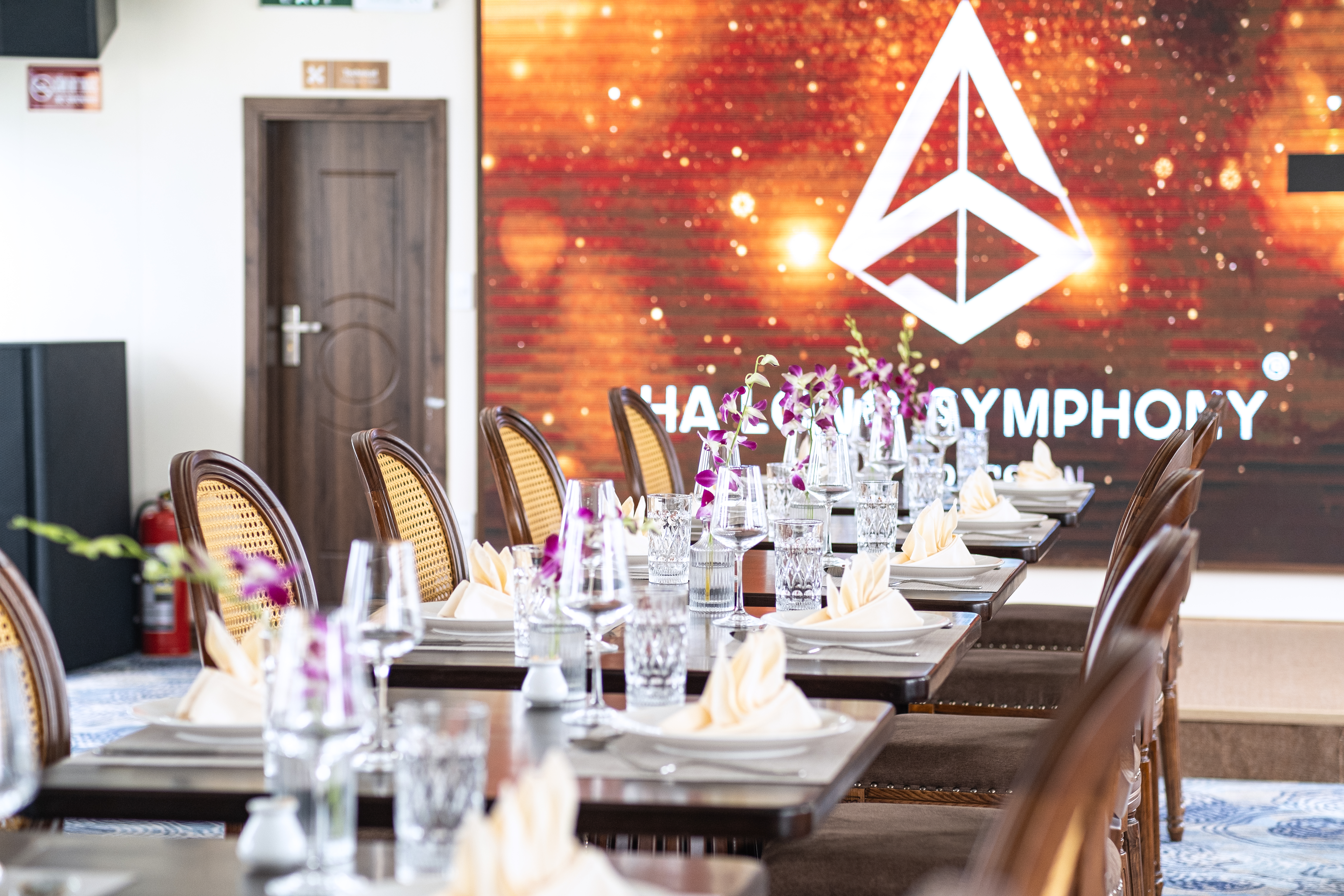 Nhà hàng du thuyền Symphony có màn hình led thích hợp tổ chức sự kiện