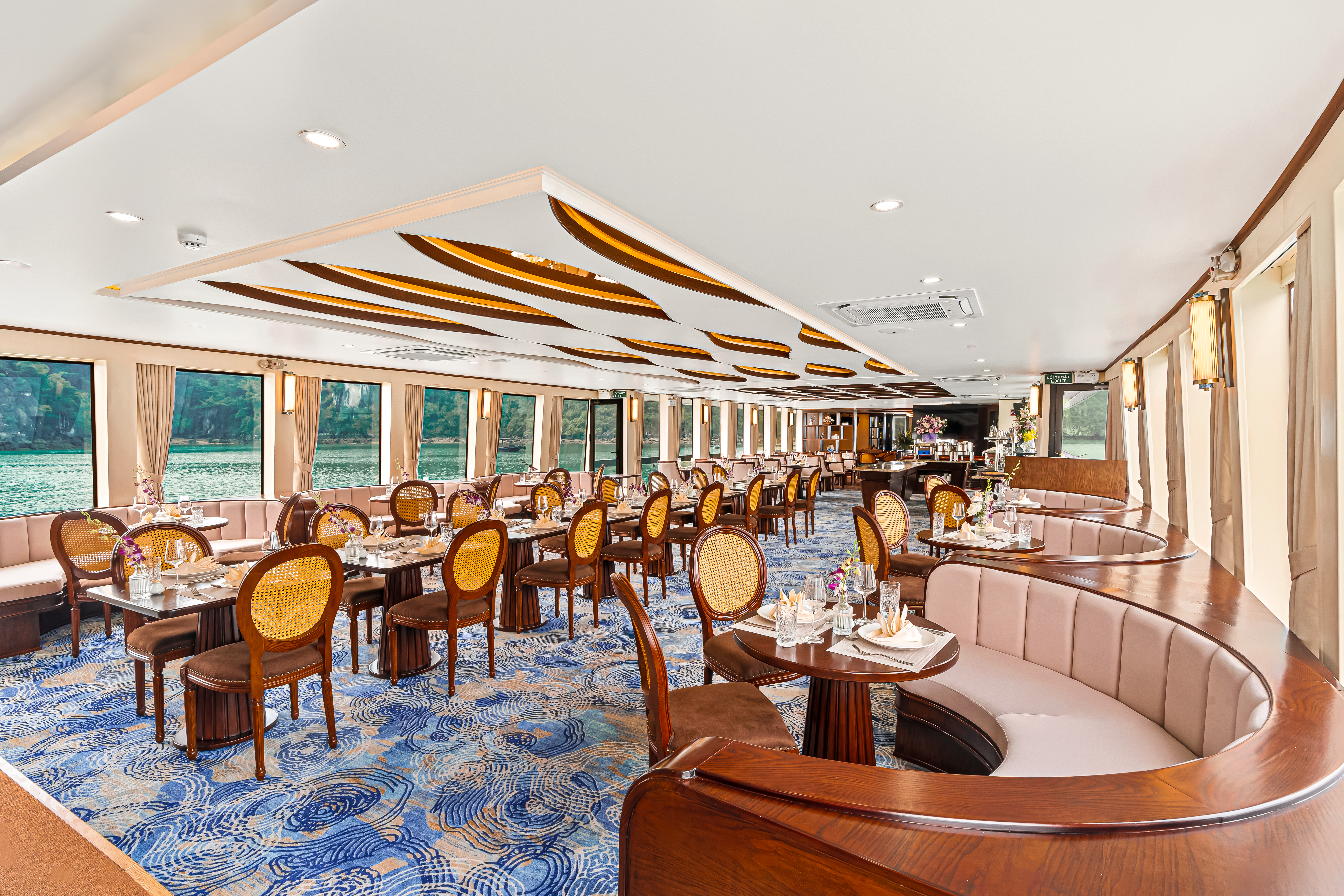 nhà hàng thiết kế sang trọng trên du thuyền Hạ long Symphony