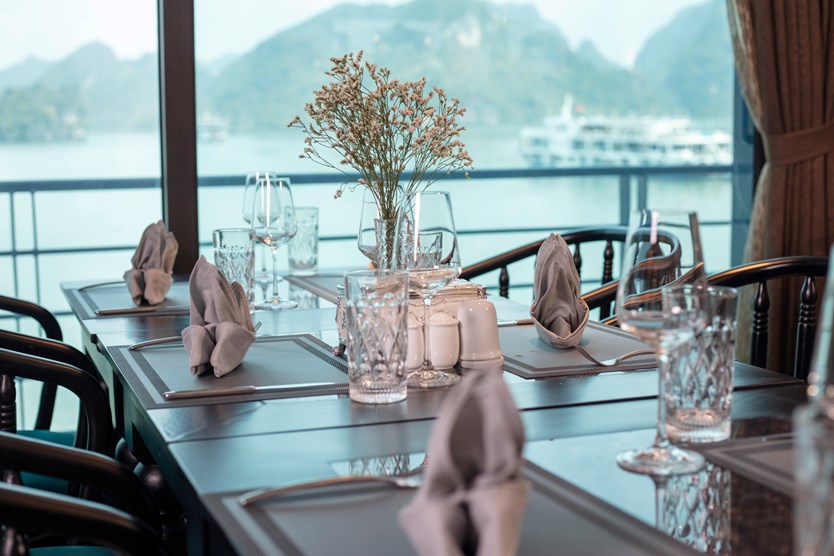 Du thuyền Velar Of The Seas 5 sao Vịnh Lan Hạ