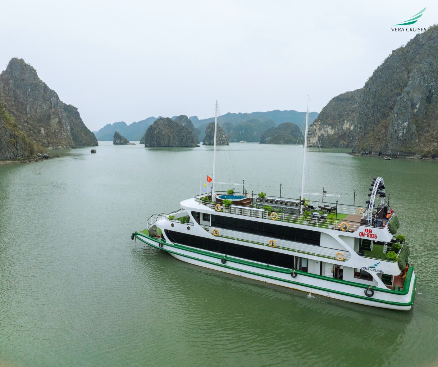Du thuyền Vera Cruise 7 tiếng thăm Vịnh Hạ Long 13 Du thuyền Vera Cruises trên Vịnh Hạ Long