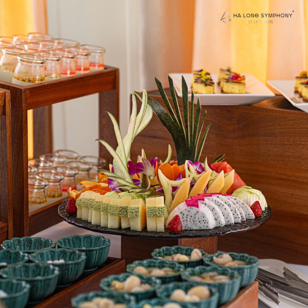 Quầy tráng miệng trên du thuyền ăn tối Symphony phong phú hấp dẫn