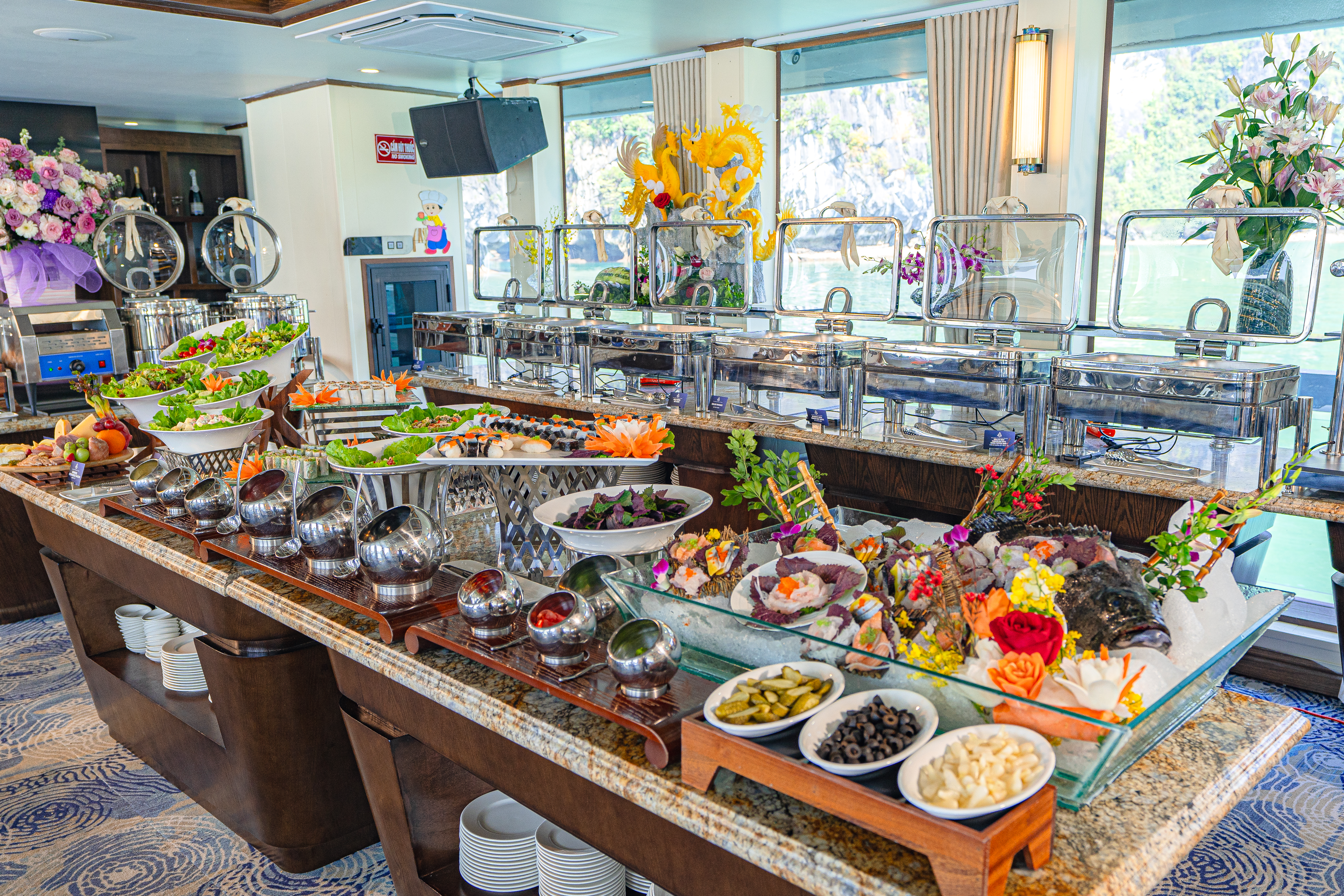 Quầy buffet hấp dẫn, đầy màu sắc trên du thuyền Symphony đảm bảo hài lòng các thực khách khó tính nhất