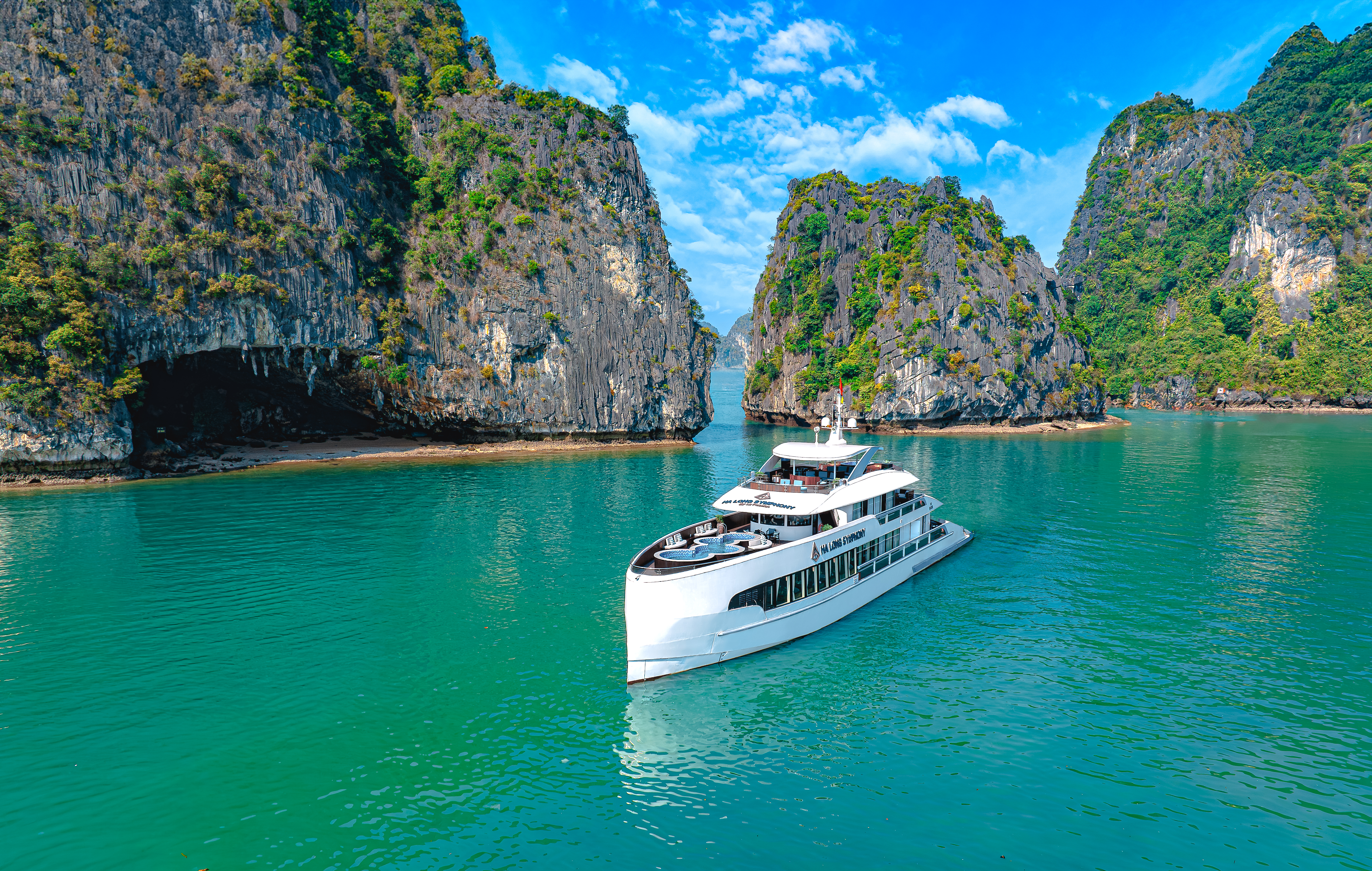 Du thuyền Symphony với thiết kế sang trọng, hiện đại, nổi bật trên Vịnh Hạ Long