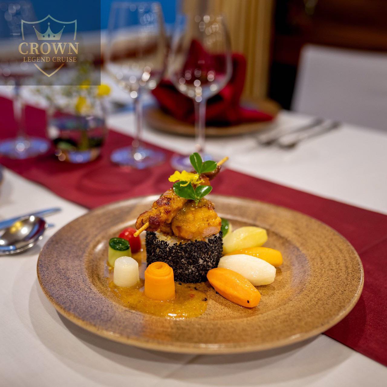 Du thuyền Crown Legend Vịnh Hạ Long 2 ngày 1 đêm 9 bua toi sang trong crown legend