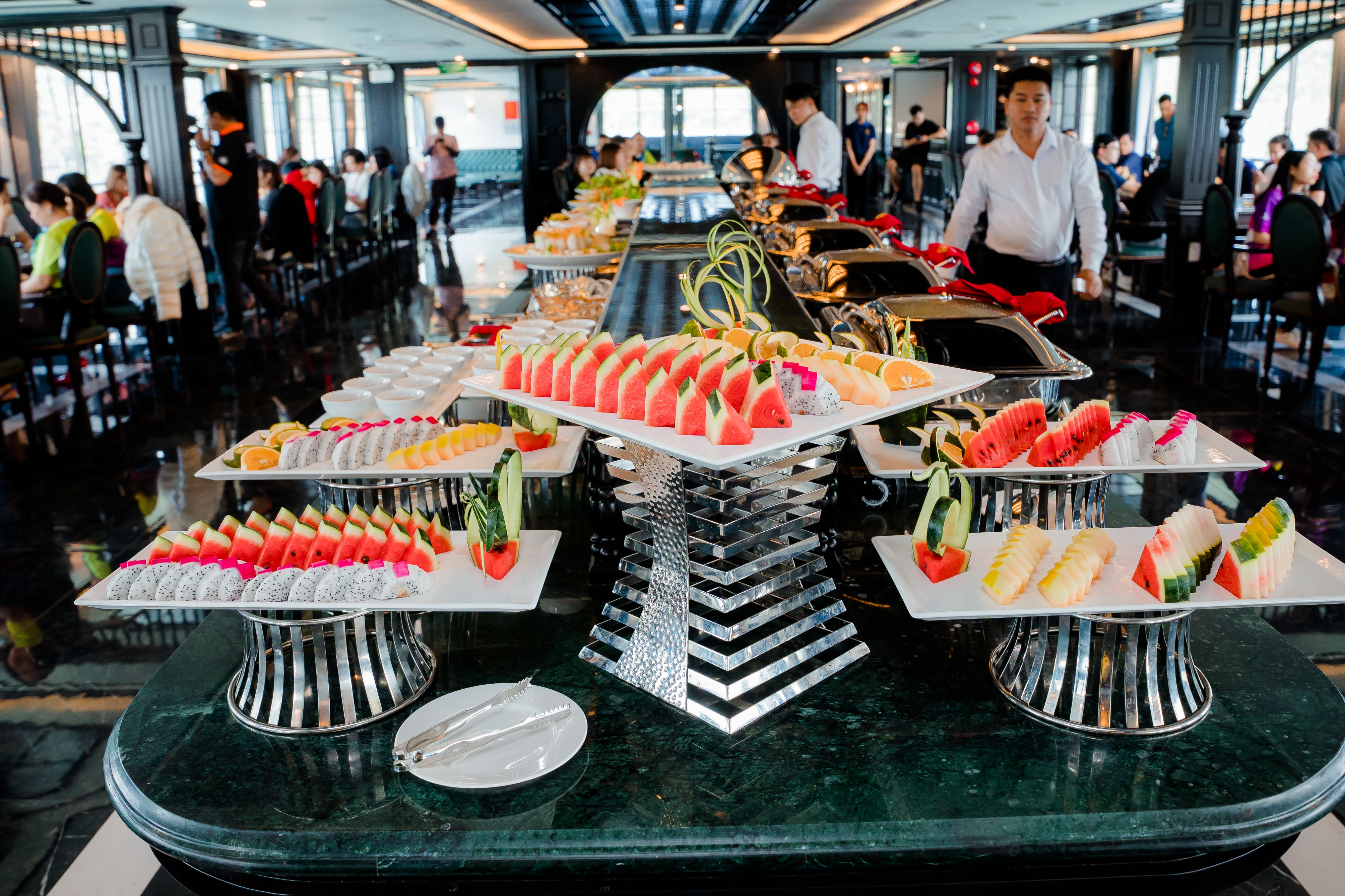 Bữa trưa buffet trên du thuyền Rita Cruise