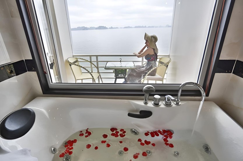 Du thuyền Crown Legend Vịnh Hạ Long 2 ngày 1 đêm