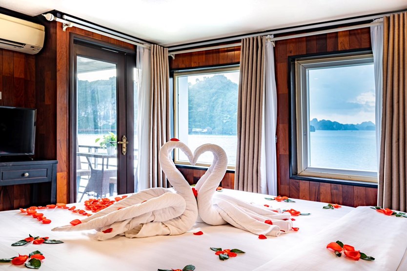 Du thuyền Crown Legend Vịnh Hạ Long 2 ngày 1 đêm