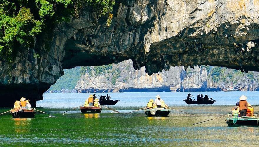 Du thuyền Crown Legend Vịnh Hạ Long 2 ngày 1 đêm 10 Hang Luồn là một địa điểm tham quan đặc sắc khi đi Vịnh Hạ Long với du thuyền Crown Legend