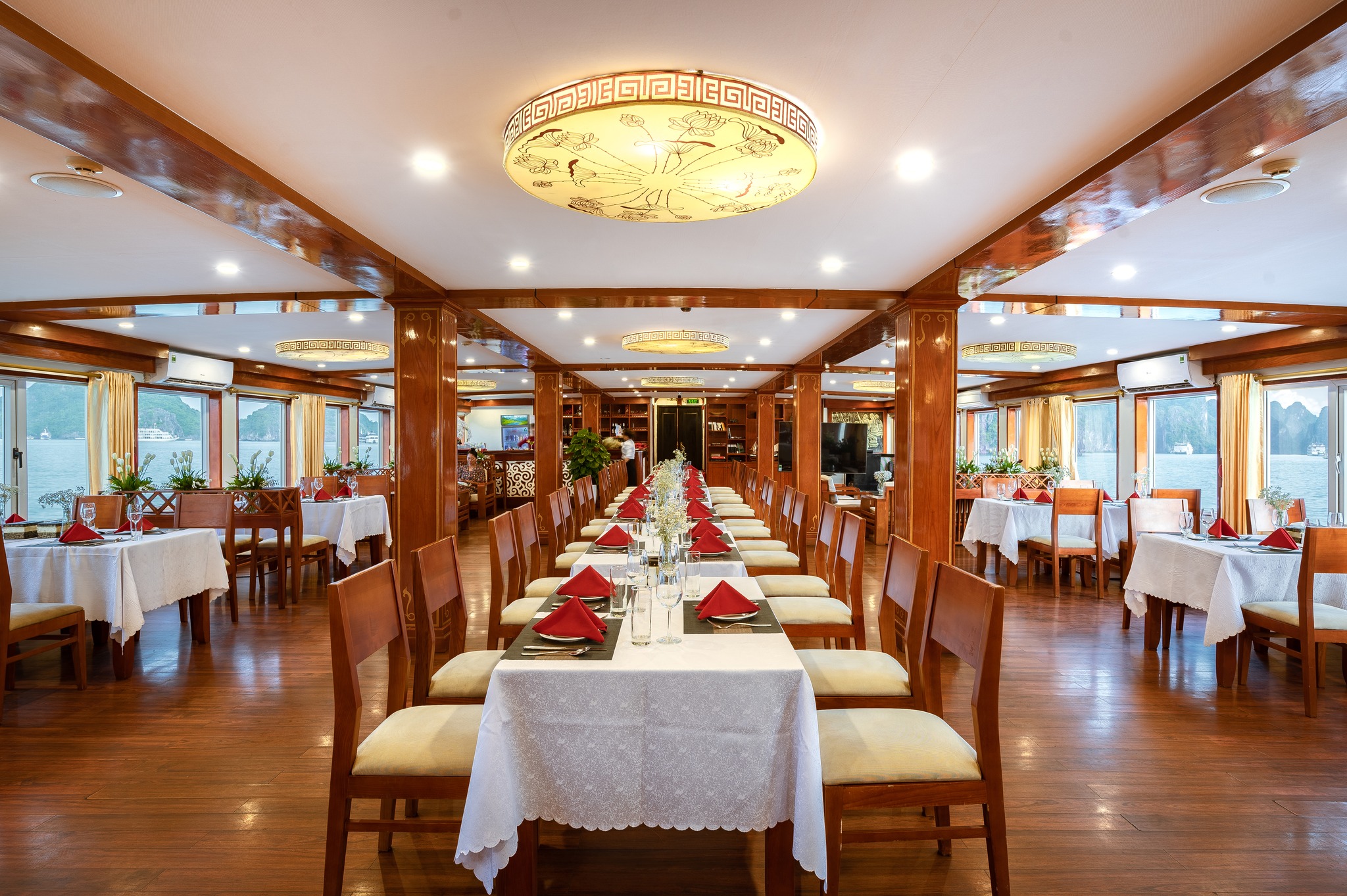 Du thuyền Crown Legend Vịnh Hạ Long 2 ngày 1 đêm 2 Nội thất trêb du thuyền Crown Legend với tông màu gỗ chủ đạo