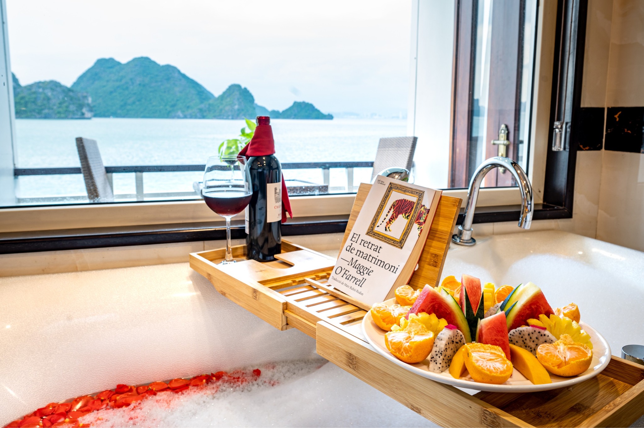 Du thuyền Crown Legend Vịnh Hạ Long 2 ngày 1 đêm 11 Bồn tắm tại phòng Vip trên du thuyền Legend Crown ngắm trọn cảnh vịnh Hạ Long