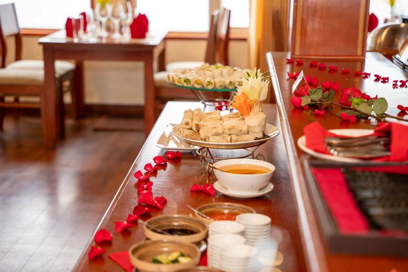 Du thuyền Crown Legend Vịnh Hạ Long 2 ngày 1 đêm