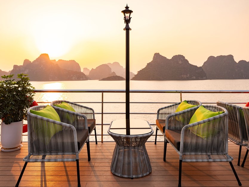 Du thuyền Amethyst Day cruise tour Hạ Long 7h trong ngày