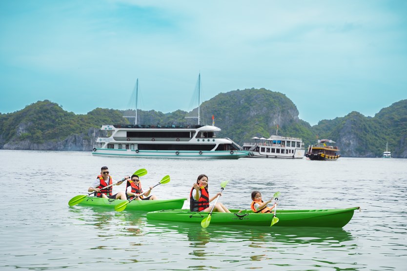 Du thuyền Amethyst Day cruise tour Hạ Long 7h trong ngày