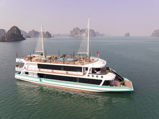 Du thuyền Amethyst Day cruise tour Hạ Long 7h trong ngày