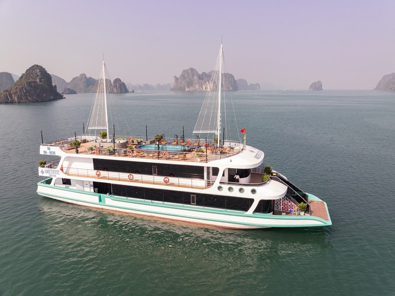 Du thuyền Amethyst Day cruise tour Hạ Long 7h trong ngày