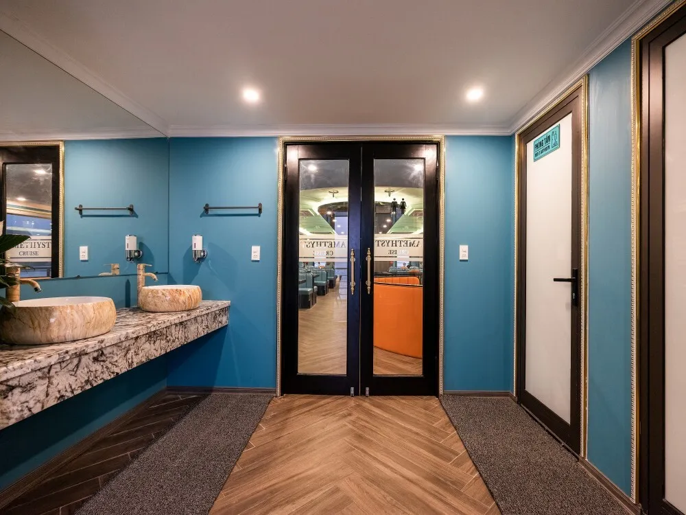 Khu vực wc sang trọng, sạch sẽ trên du thuyền Amethyst cruise