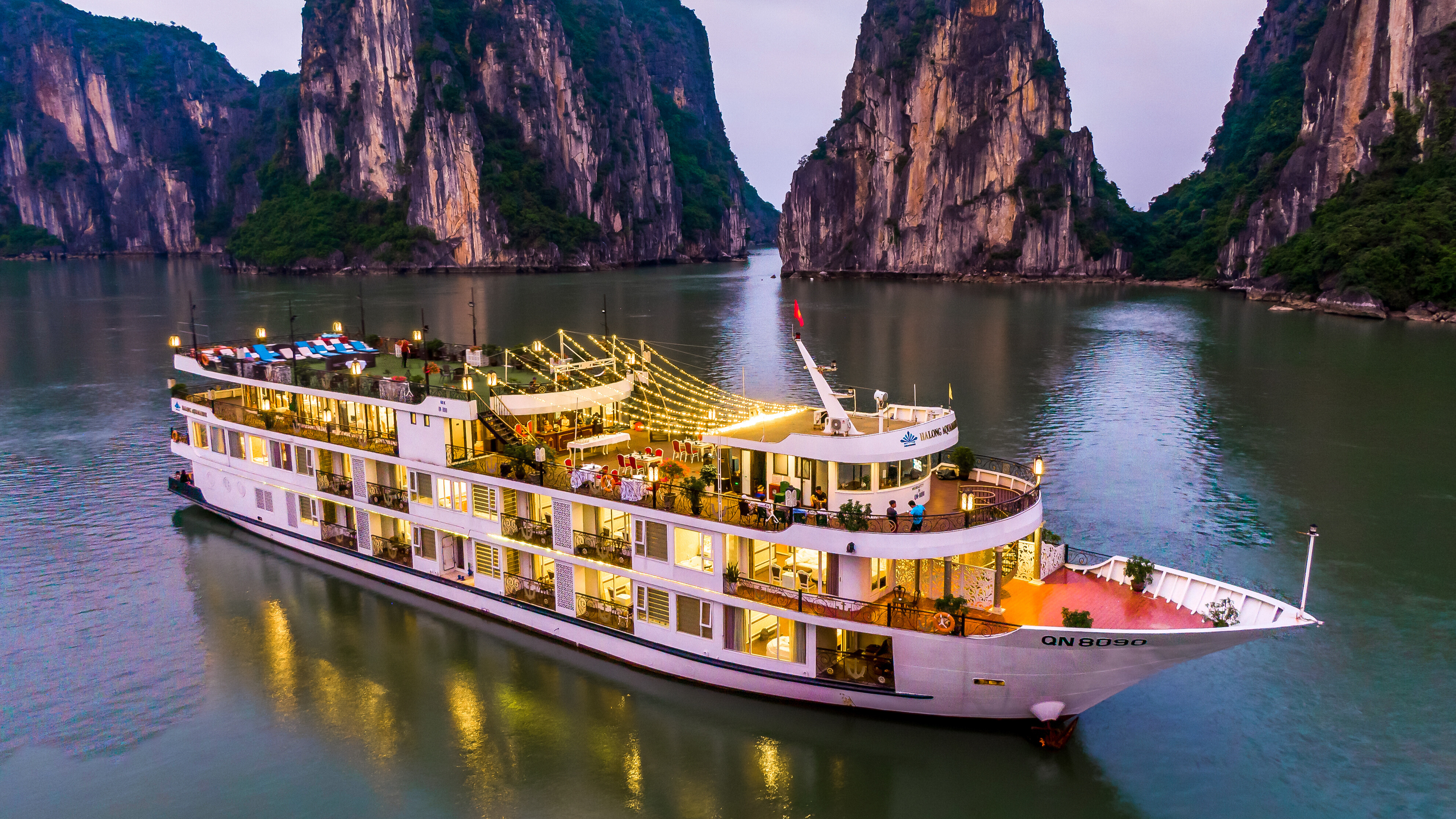 Du thuyền Aquamarine 5 sao Vịnh Hạ Long 10 Du thuyền 5* Aquamarine thiết kế theo phong cách hoàng gia tựa lâu đài trên biển