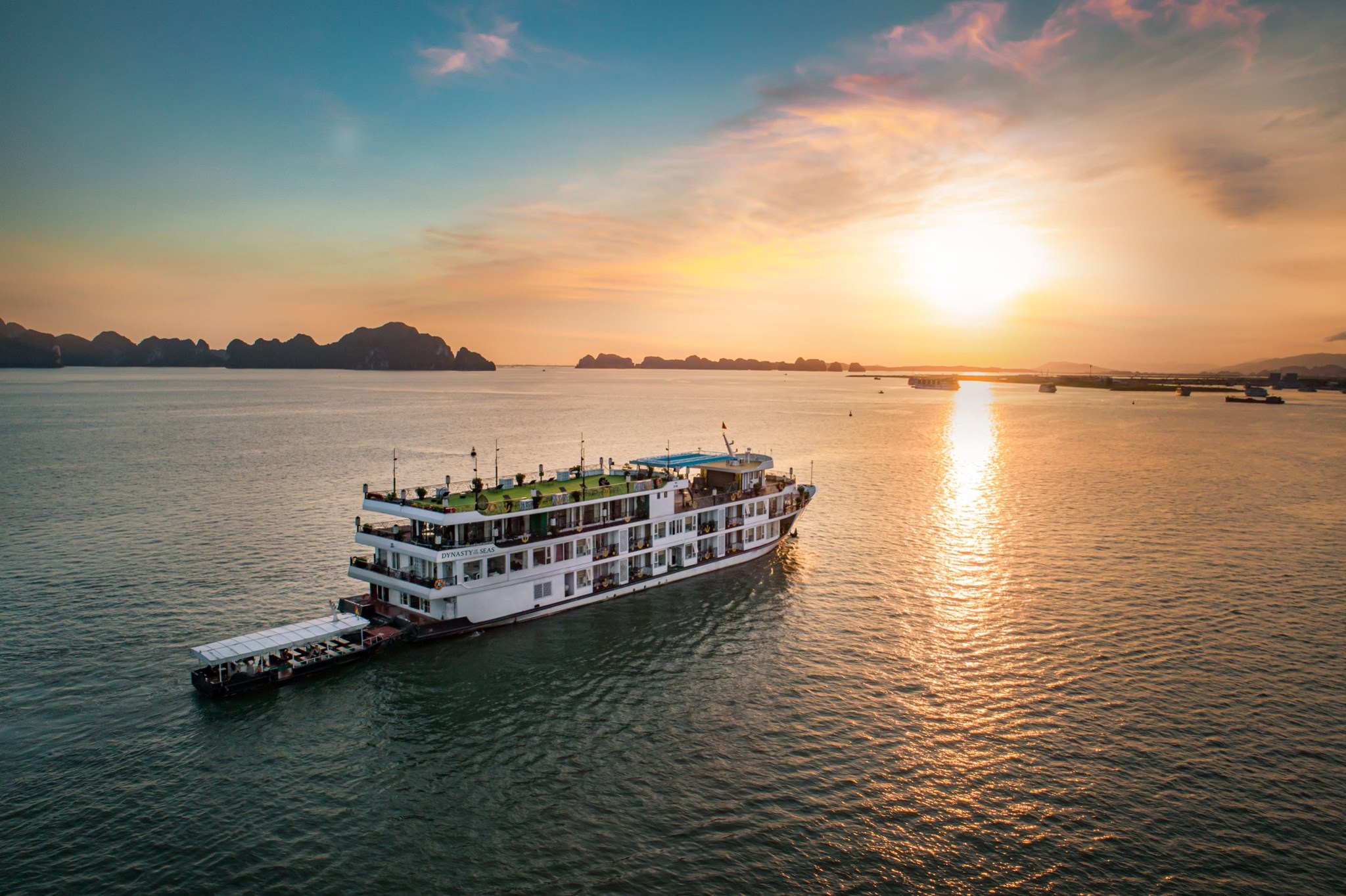 Du thuyền Aquamarine 5 sao Vịnh Hạ Long 1 hoang hon aquamarine halong cruise